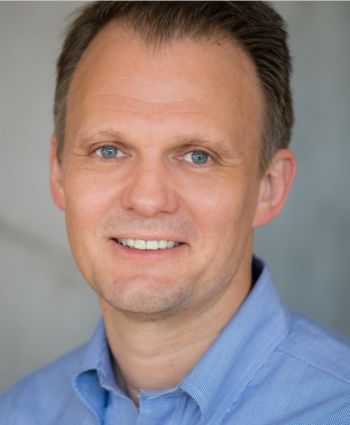 Dirk Eddelbuettel, a quantitative software developer and maintainer of the important *Rcpp* and *Rinside* packages. Photo from https://stat.illinois.edu/directory/profile/deddel, retrieved on 03/30/2026.